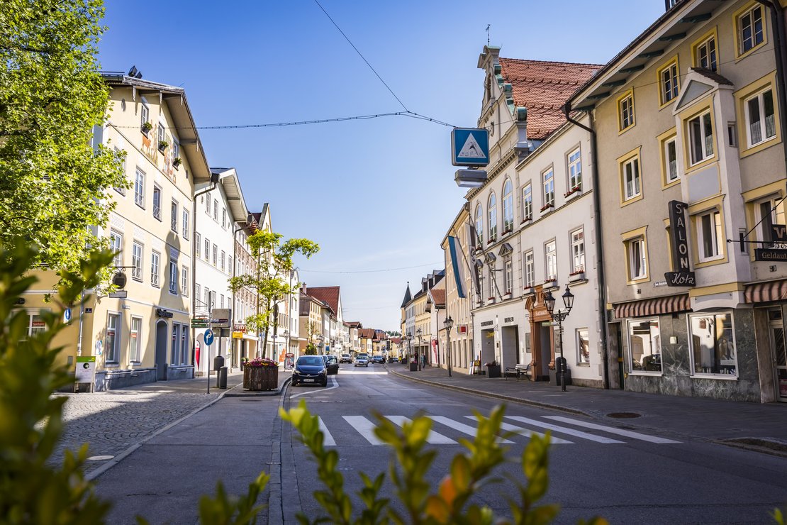 Ein Zebrastreifen in einer Straße mit historischen Häusern.