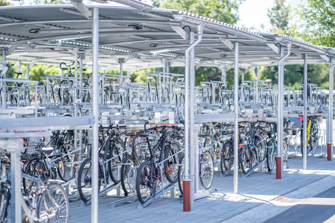 Eine überdachte Fahrradabstellanlage mit vielen Fahrrädern.
